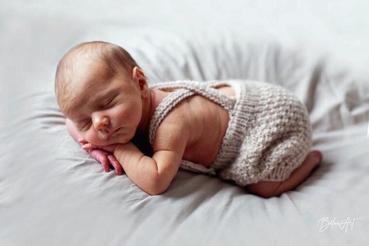 Beba u pletenoj odjeći